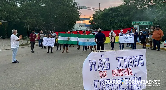 Professores bolivianos fecham fronteira com Corumbá