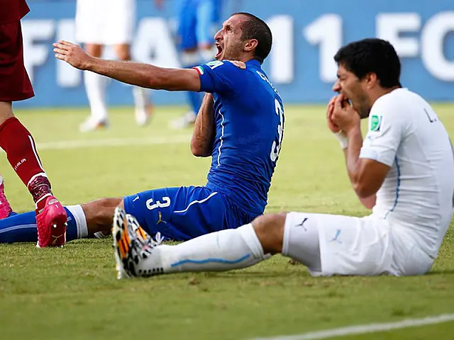 Fifa decide punir Suárez por nove jogos após mordida em Chiellini