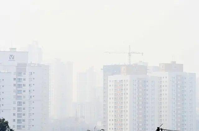 Altas temperaturas, tempo seco e fumaça: condições apresentam risco à saúde
