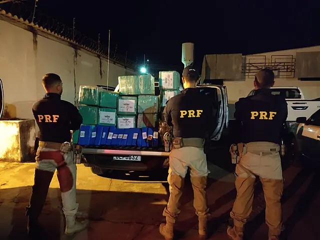 PRF apreende 389,9 kg de maconha em caminhonete