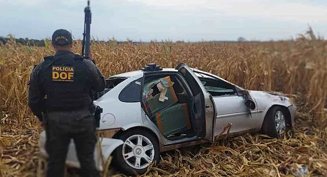 Contrabandista tenta fugir da polícia e capota Vectra carregado de mercadorias na MS-379