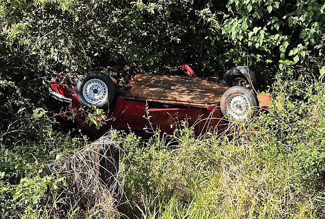 Fusca capota em ribanceira da MS-450 em Palmeiras