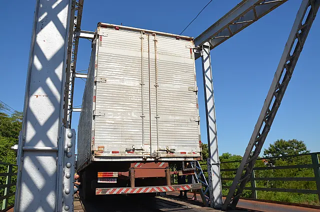 Vídeo: Após ficar preso na 'Ponte Velha', caminhão é retirado com ajuda de máquina pesada