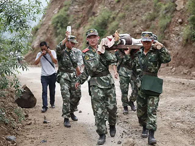Pelo menos 360 mortos em terremoto na China; ONU oferece apoio