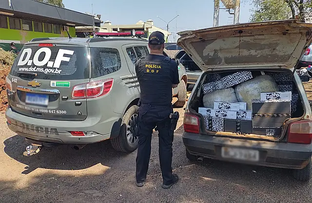 Agentes do DOF apreendem dois carros com produtos contrabandeados do Paraguai
