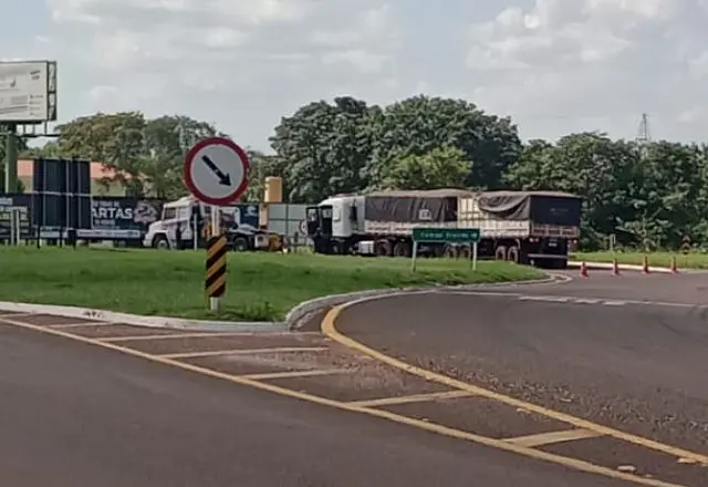 URGENTE: carreta com falha mecânica interdita trevo da BR-262 em Anastácio