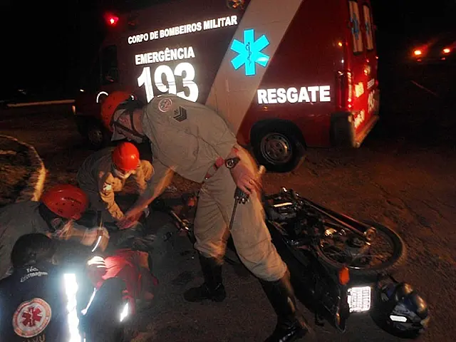 Corpo de Bombeiros atende dois acidentes com queda de moto