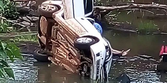 Condutor morre após carro cair de ponte em Dois Irmãos