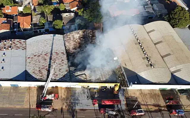 Incêndio de grandes proporções destrói loja de calçados em Campo Grande