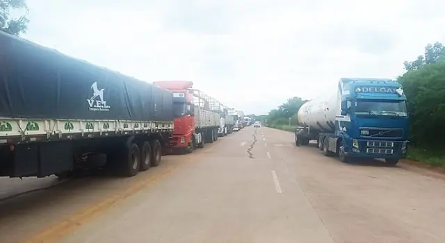 Transporte de cargas na fronteira com Corumbá é afetado por protestos na Bolívia