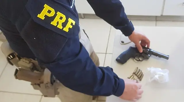 PRF encontra revólver e cocaína em mala de passageiros que viajavam pela BR-163