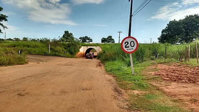 Moradores reclamam de escuridão, roubos e lama em túnel do Jardim Independência em Anastácio