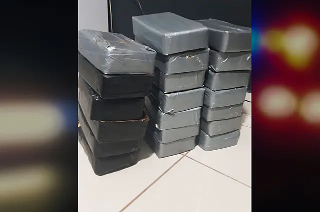 Casal é preso com 20 tabletes de cocaína em compartimento falso de carro na BR-262