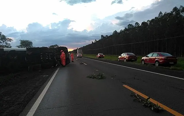 A caminho de conferência, bombeiros socorrem vítimas de acidente na BR-162