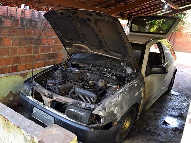 Carro pega fogo durante a madrugada e dono suspeita de incêndio criminoso