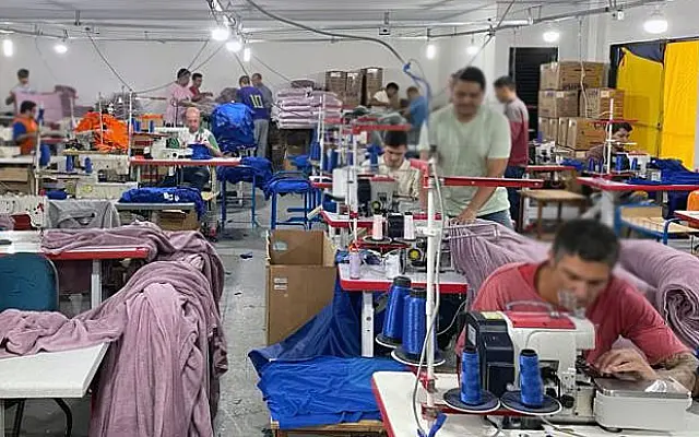 Reeducandos confeccionam mantas para vítimas das enchentes no RS