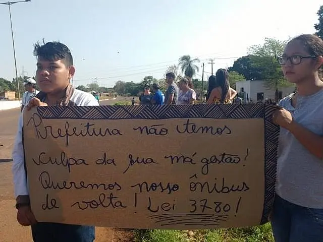 Moradores de aldeias bloqueiam rodovia para cobrar transporte escolar