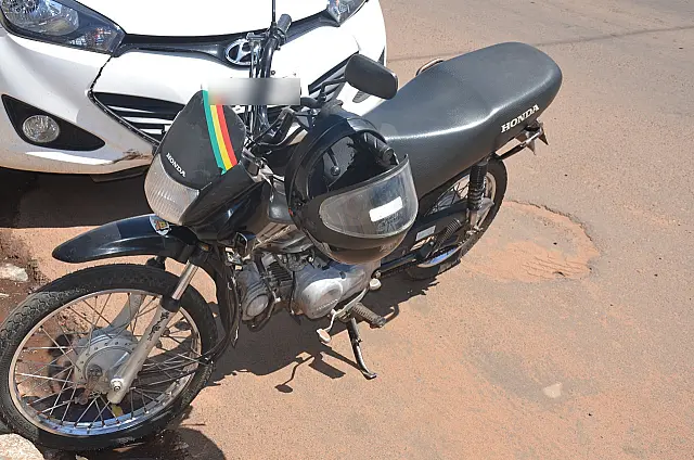 Susto: Motociclista é atingido por carro enquanto saia do trabalho