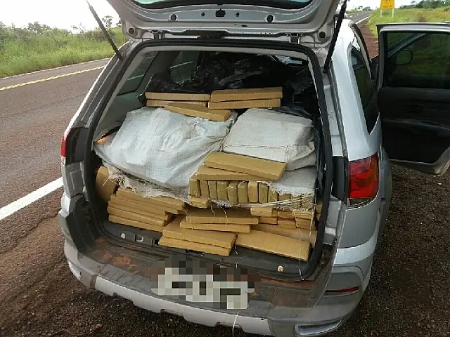 PRF apreende mais de 600 quilos de maconha em carro roubado