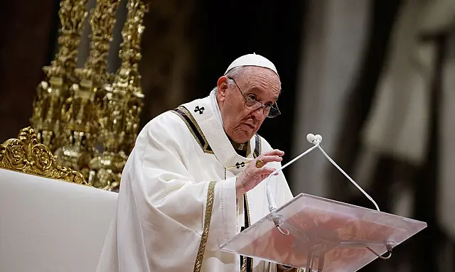 Olhe além das luzes e lembrem-se dos pobres, diz Papa
