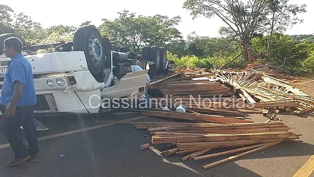 Motorista perde o controle e tomba caminhão na MS-112
