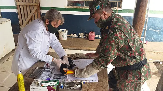 PMA resgata tucano ferido em posto de combustível às margens da BR-262