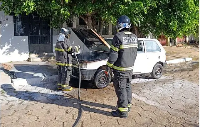 Veículo pega fogo em Anastácio