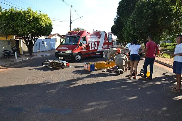 Mãe e filha sofrem ferimentos leves após moto bater em carro