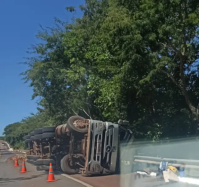 Carreta carregada com extrato de tomate tomba na BR-262