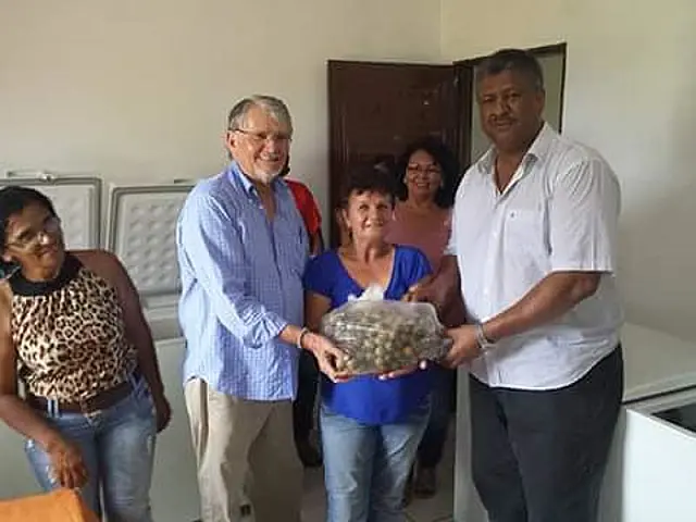 Deputados visitam projeto agroecológico em assentamento