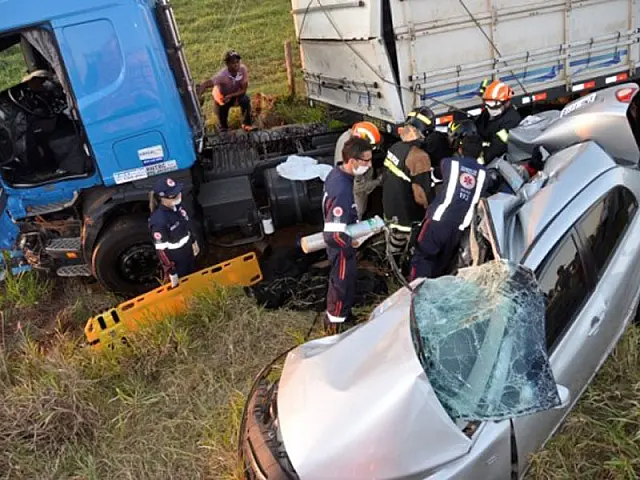 Avós e neta morrem em acidente entre três veículos