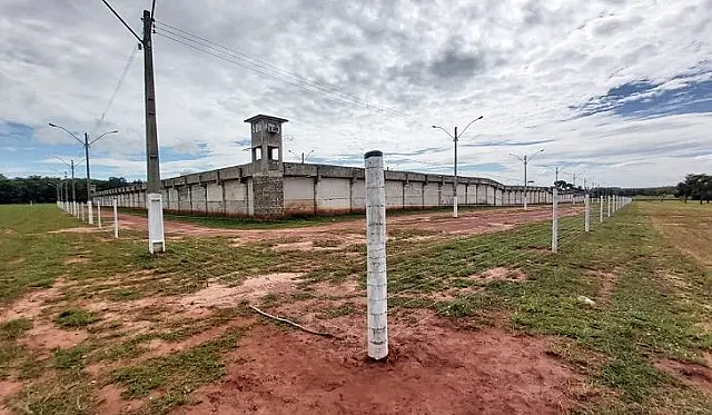 Para inibir arremessos de ilícitos, cerca perimetral é instalada na Penitenciária