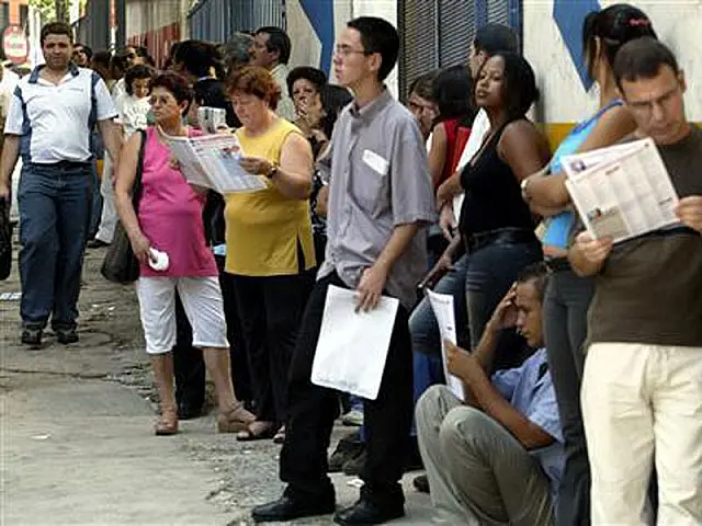 IBGE registra alta de 7,4% no desemprego no trimestre encerrado em fevereiro