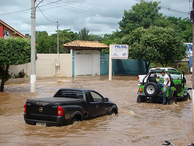 Enchente 2013: veículo é rebocado por Jeep na Rua Teodoro Rondon