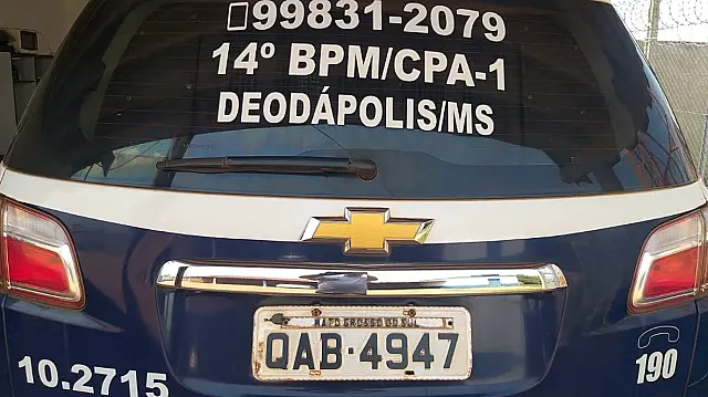 Bêbado, homem é preso após bater veículo em viatura da PM