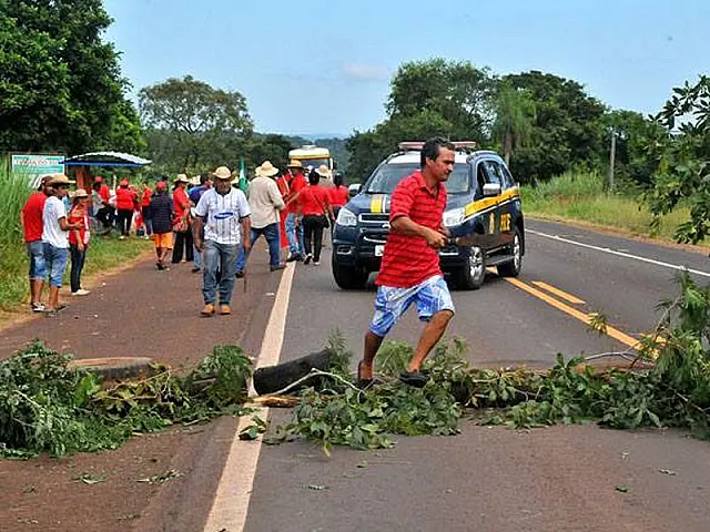 MST volta a bloquear rodovia que liga Aquidauana e Campo Grande