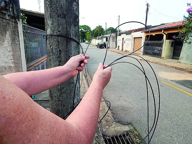 Mulher é atingida no pescoço por fio de internet em Anastácio