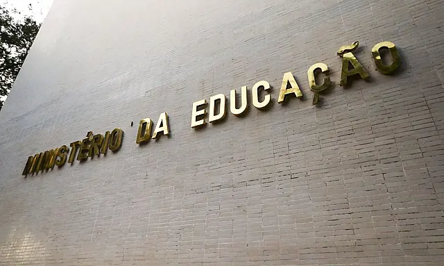 Instituições federais não podem exigir vacina contra covid-19, diz MEC