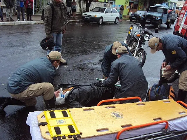 Acidente envolvendo duas motos deixa mulher ferida