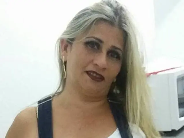 Homem esfaqueia mulher e passa com carro por cima dela
