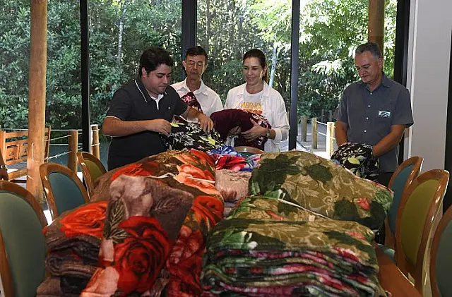 Campanha "Seu Abraço Aquece" inicia entregas e continua a receber doações