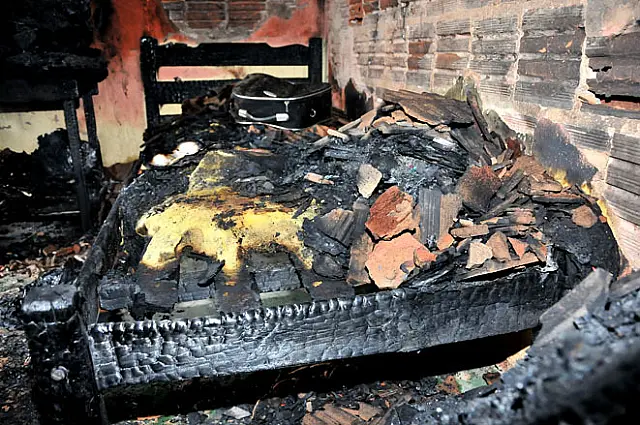 Homem incendeia casa deixando os quatro filhos com ' a roupa do corpo'