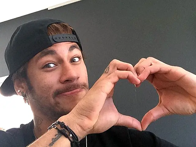 Solteiro, Neymar faz coração e brinca com Dia de São Valentim: 'Fail'