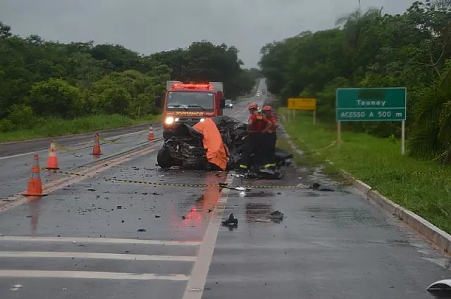 Vídeo: Polícia identifica motorista que morreu em acidente entre carro e carreta na BR-262