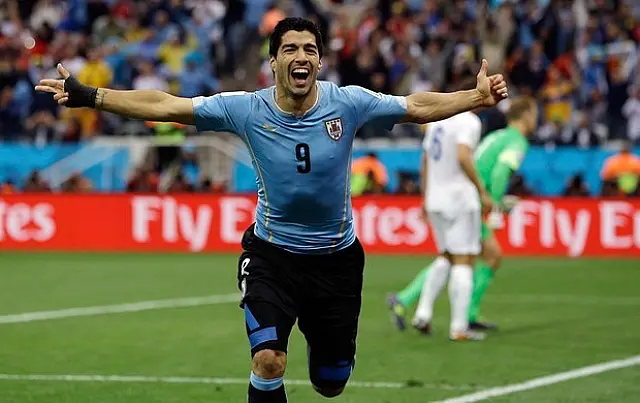 Suárez comanda vitória do Uruguai sobre a Inglaterra