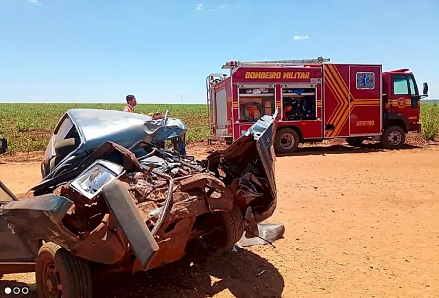 Motorista morre após bater Belina em carreta