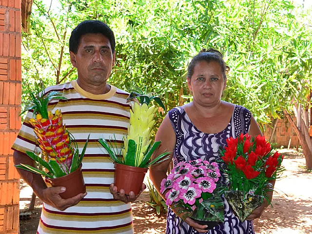 Casal aquidauanense vende flores feitas de garrafas pet para o Dia de Finados