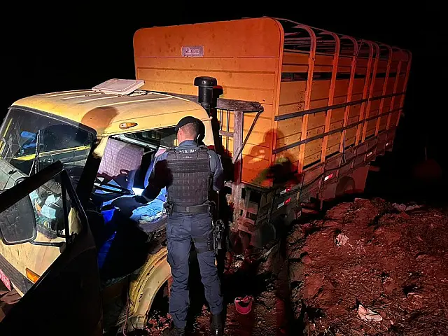 Detento escapa da cadeia, furta caminhão e atropela portão em Jardim
