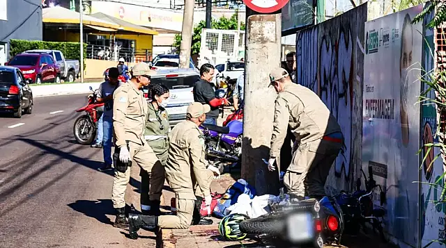 Motociclista morre após bater em poste em trajeto para devolver uniforme na Capital