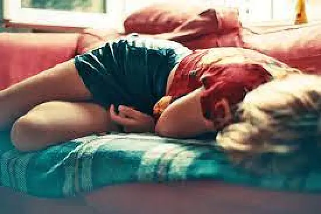 Homem é preso após levantar a roupa de menina que dormia